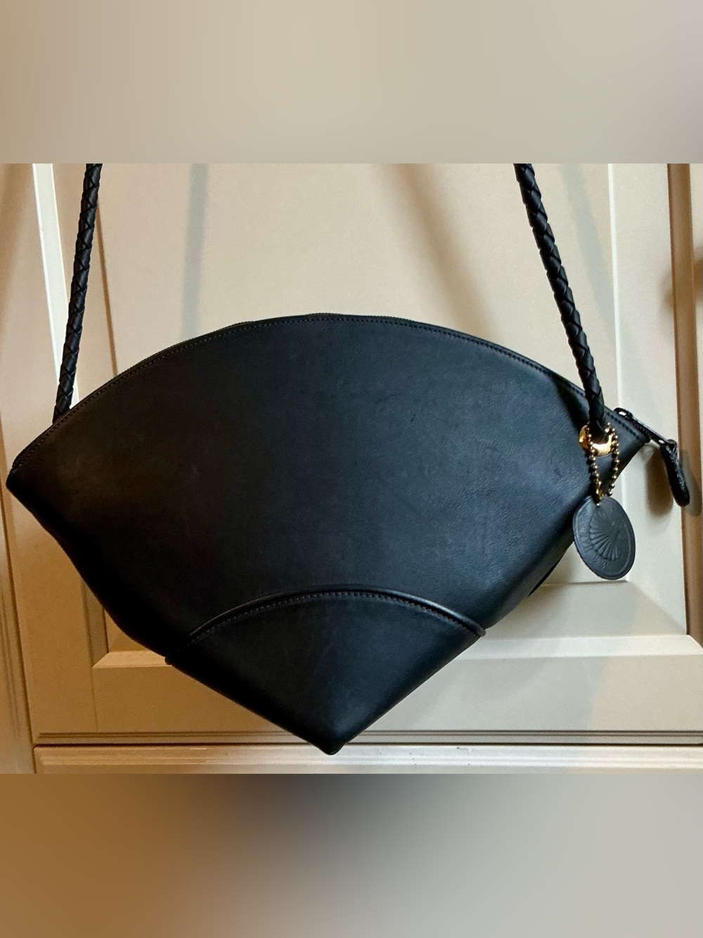 Bar Harbor Classics Black Leather Crossbody Bag - Seashell fan-shaped EXCELLENT